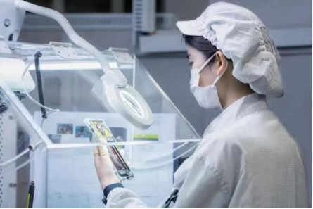 榮耀首家自行投資建設(shè)工廠(chǎng)開(kāi)放,探索 中國(guó)智造 發(fā)展新路徑