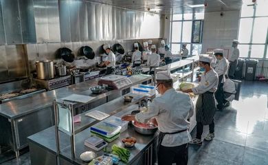 大廠年輕人涌向餐飲業(yè) 理性回歸還是新式內(nèi)卷？